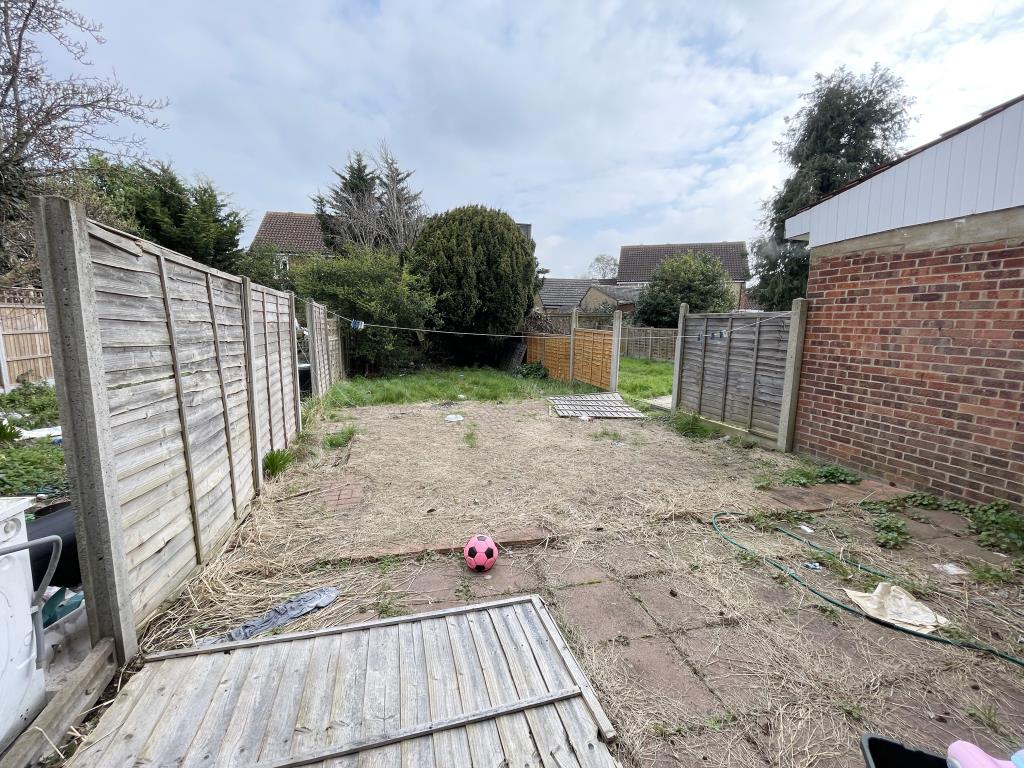 Lot: 104 - PERIOD HOUSE FOR IMPROVEMENT WITH POTENTIAL - outside image of the rear garden, looking back from the house